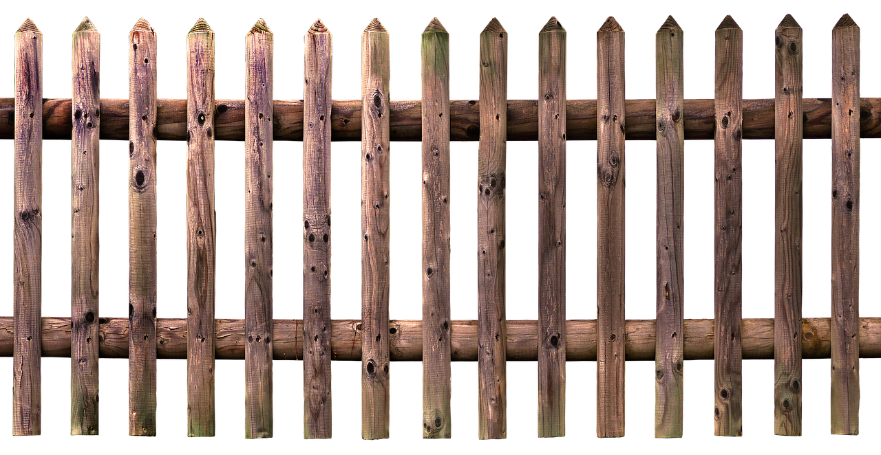 Kunststof tuinschermen naast bloemperken. Kunststof tuinschermen naast bloemperken.