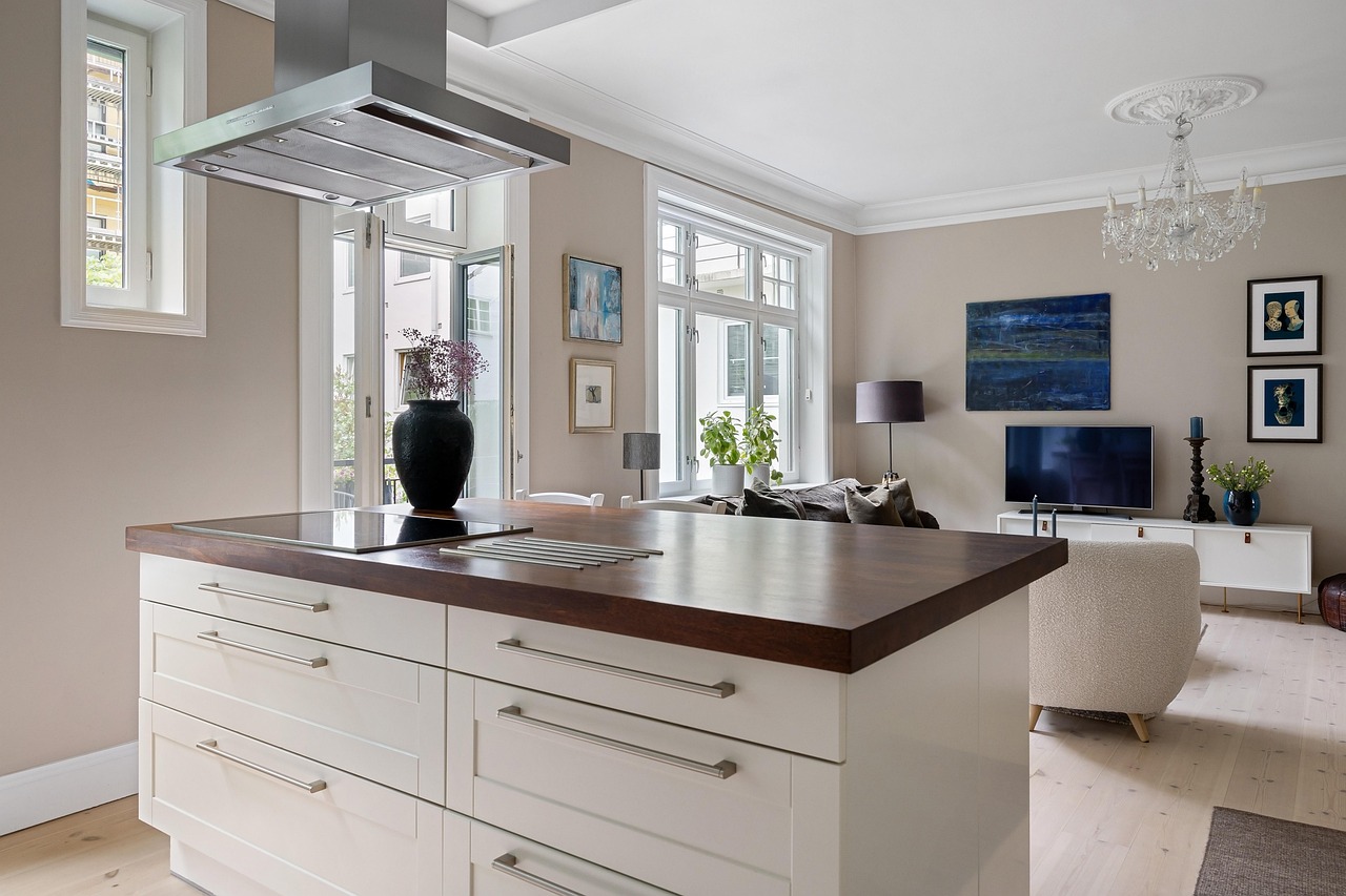 Heldere acrylglas decoratie boven strak keukenaanrecht. Heldere acrylglas decoratie boven strak keukenaanrecht.