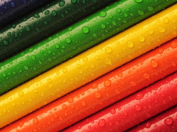 Plexiglas kunst boven het bed: moderne stijlen voor verfrissende slaapkamers