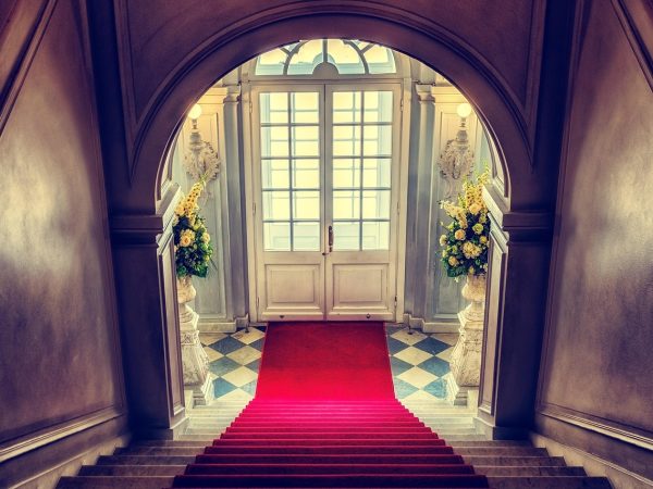 Trappenhuis stylen: breng zomerse luchtigheid in verticale ruimtes