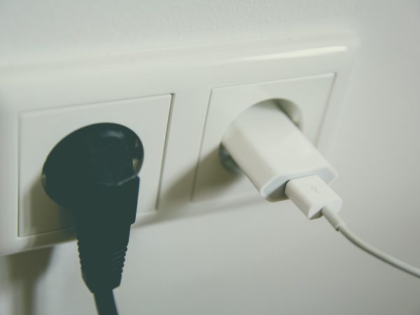 USB-C oplaadstations in meubels: geïntegreerde oplossingen voor de digitale moderne woning