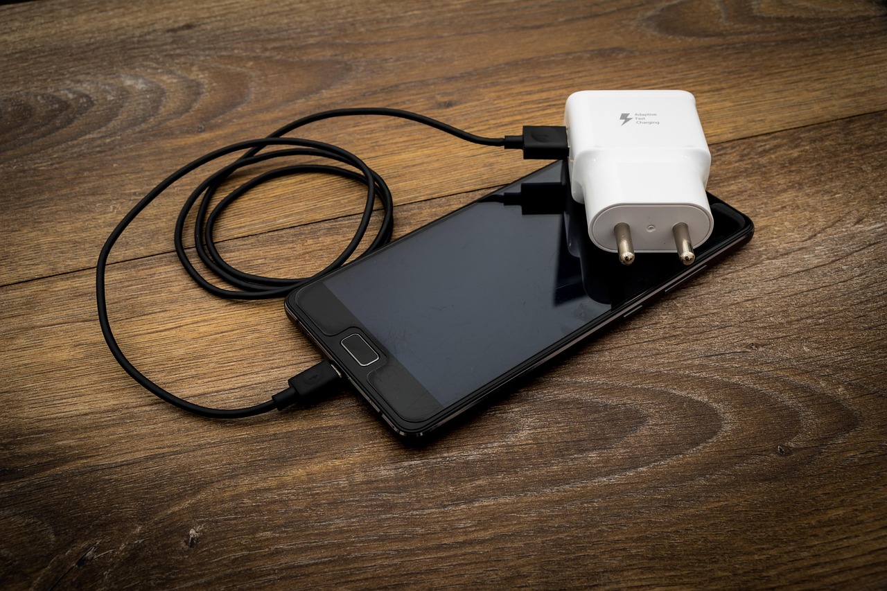 USB-C oplaadpunten in minimalistisch bureau-interieur.