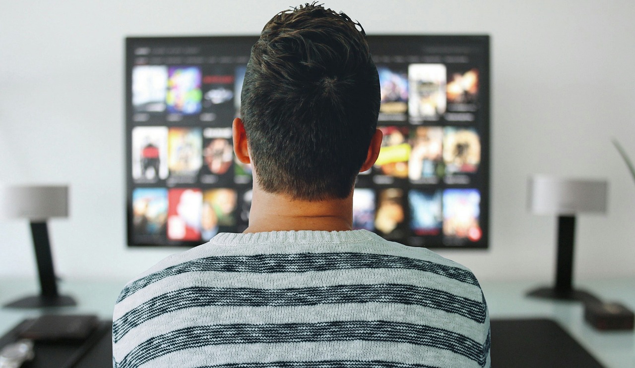 Vrouw geniet van gezonde luchtvochtigheid binnenshuis. Vrouw geniet van gezonde luchtvochtigheid binnenshuis.