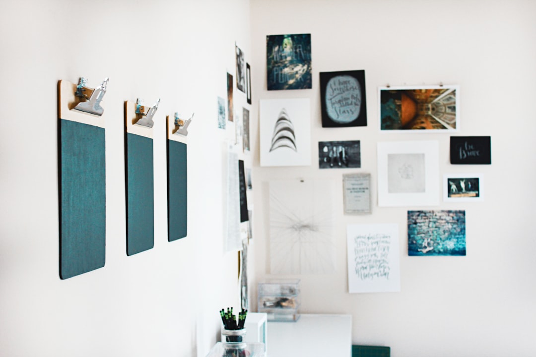 Oplichtende fotokunst verlicht moderne woonkamer. Oplichtende fotokunst verlicht moderne woonkamer.