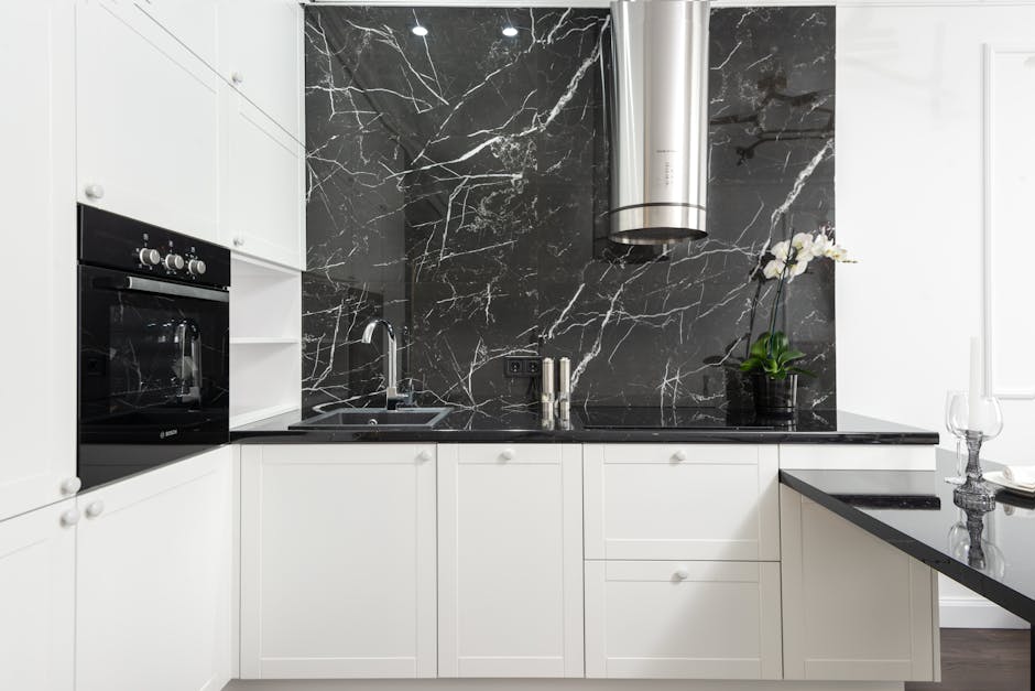 Stijlvolle zwarte marmeren achterwand in keuken. Stijlvolle zwarte marmeren achterwand in keuken.