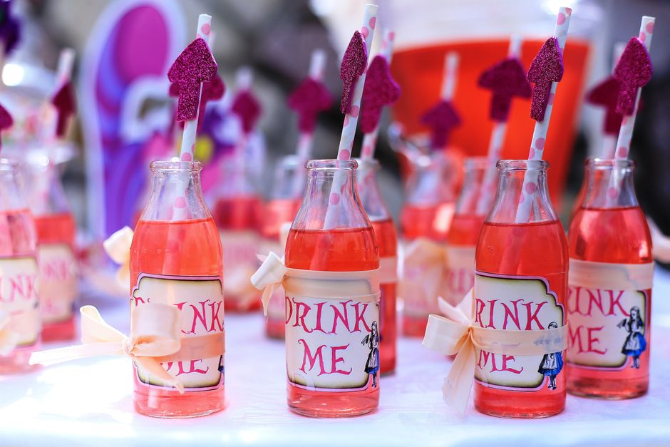Creatief gedecoreerd drankstation met fruit.