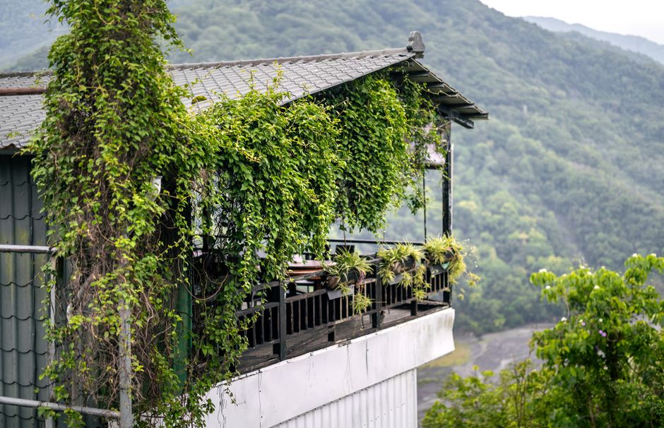 Sereen Japans balkon met stenen lantaarn. Sereen Japans balkon met stenen lantaarn.