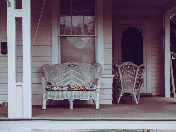 De charme van vintage rieten meubels herontdekken voor de zomer