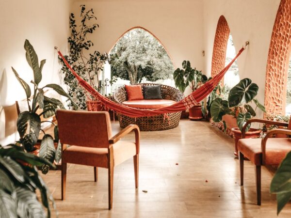 Kleur van het jaar 2026 toepassen voor een zomervriendelijk interieur