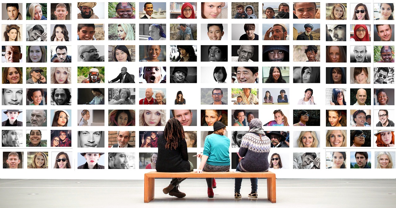 Foto's en kunstwerken samen op galerijwand.