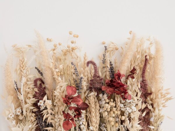 Herfstrend: wanddecoratie van gedroogde bloemen voor de eetkamer
