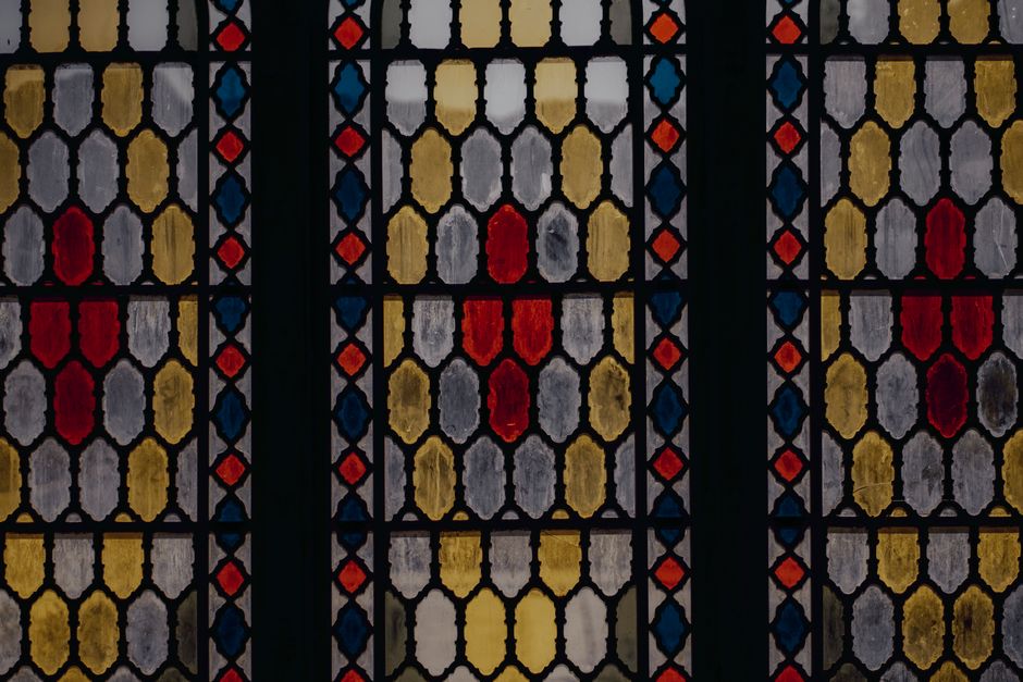 Klassiek ogende glas-in-lood raamsticker close-up.