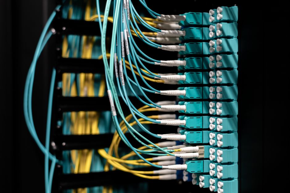 Verstopte kabels achter tv-meubel voor nettere ruimte.