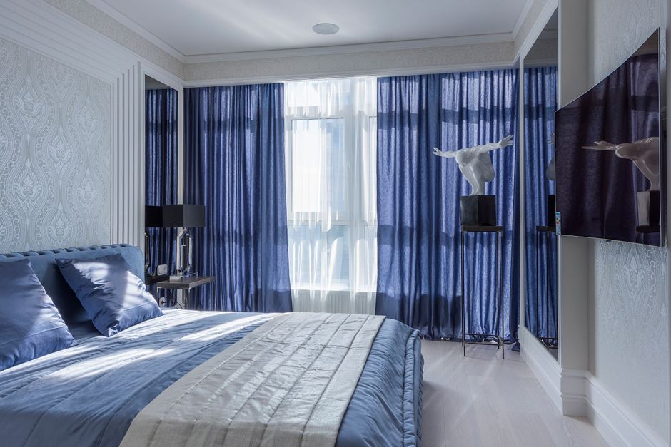 Serene slaapkamer met lichte blauwe gordijnen. Serene slaapkamer met lichte blauwe gordijnen.