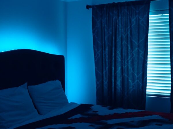 Waarom blauwe gordijnen dé keuze zijn voor een serene slaapkamer