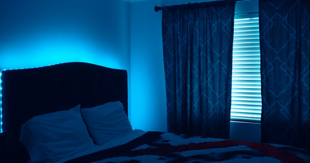 Blauwe gordijnen in een rustige slaapkamer. Blauwe gordijnen in een rustige slaapkamer.