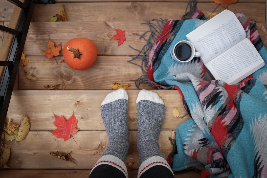Vulkaanlandschap in warme herfstkleuren aan de muur. Vulkaanlandschap in warme herfstkleuren aan de muur.