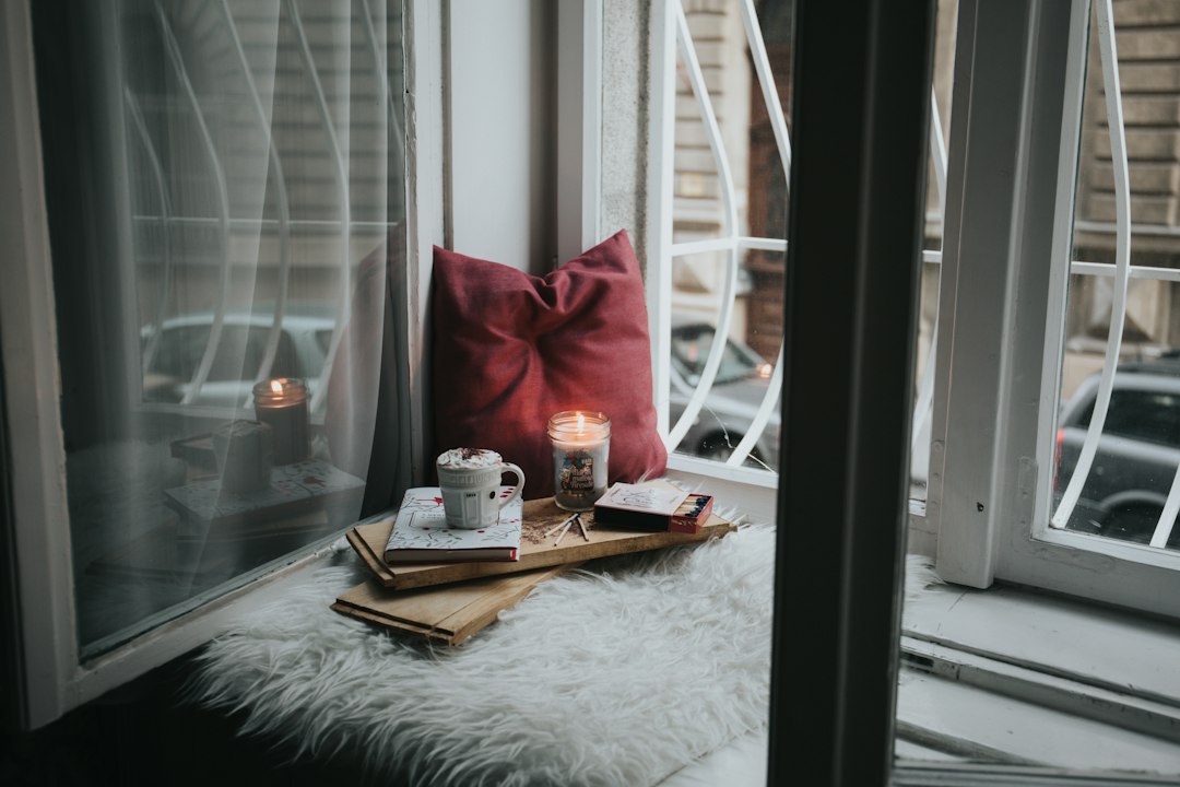 Caravaninterieur met warme wintergordijnen. Caravaninterieur met warme wintergordijnen.