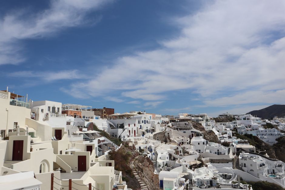 Winters tafereel met Santorini's blauwe koepels. Winters tafereel met Santorini's blauwe koepels.