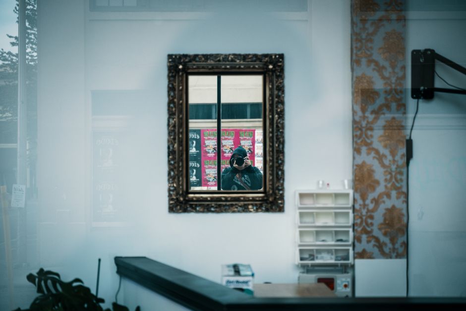 Gezellige woonkamer met slimme spiegel en warme herfstkleuren.